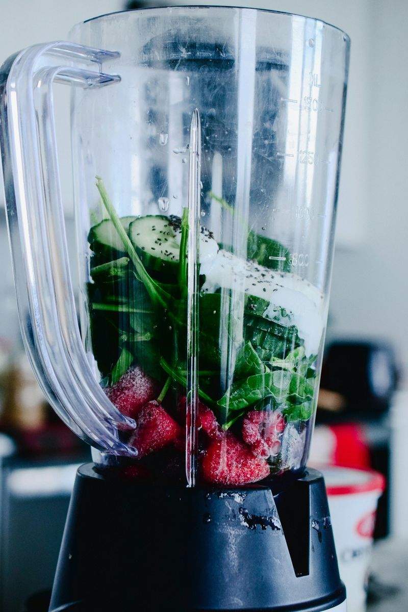 Frisch gemixte Obst- und Gemüsesmoothies